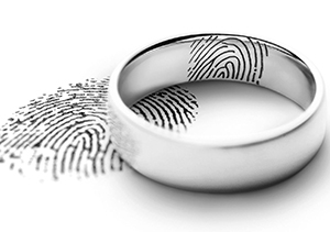 結婚指輪で一生の愛を誓う《フィンガー刻印》とは？