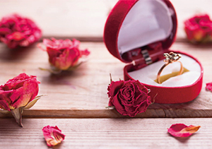 プロポーズに婚約指輪をなぜ贈る？