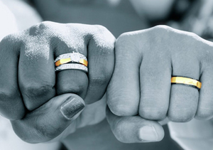 結婚指輪はゴールドでもあり？！指輪選びに迷っている方へ