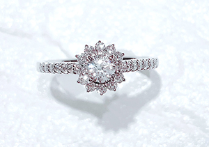 婚約指輪はゴージャスなデザインがいい！おすすめの婚約指輪デザイン
