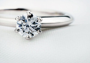 男性必見！シンプルな婚約指輪の人気デザインをご紹介