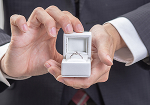 【プロポーズ相談】婚約指輪の相場ってどのくらい？